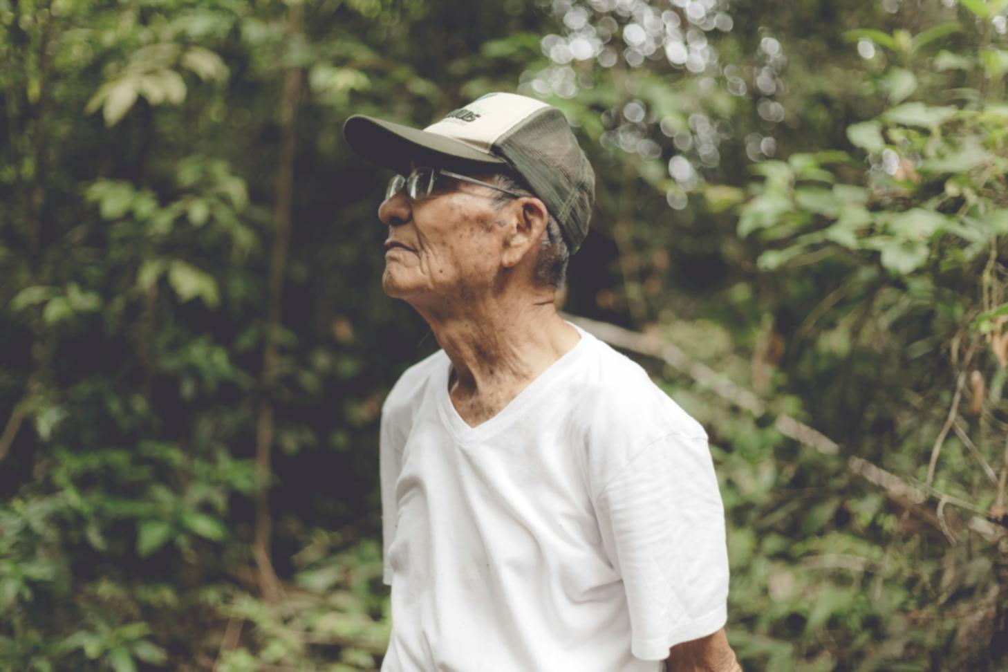 Profesionales trabajando en consultoría migratoria personalizada